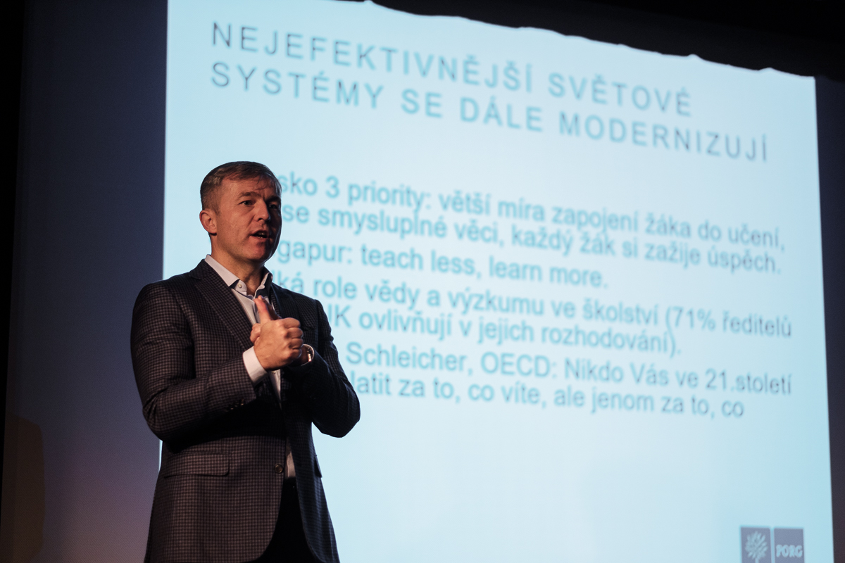 Kulatý stůl a veřejná debata s Martinem Romanem