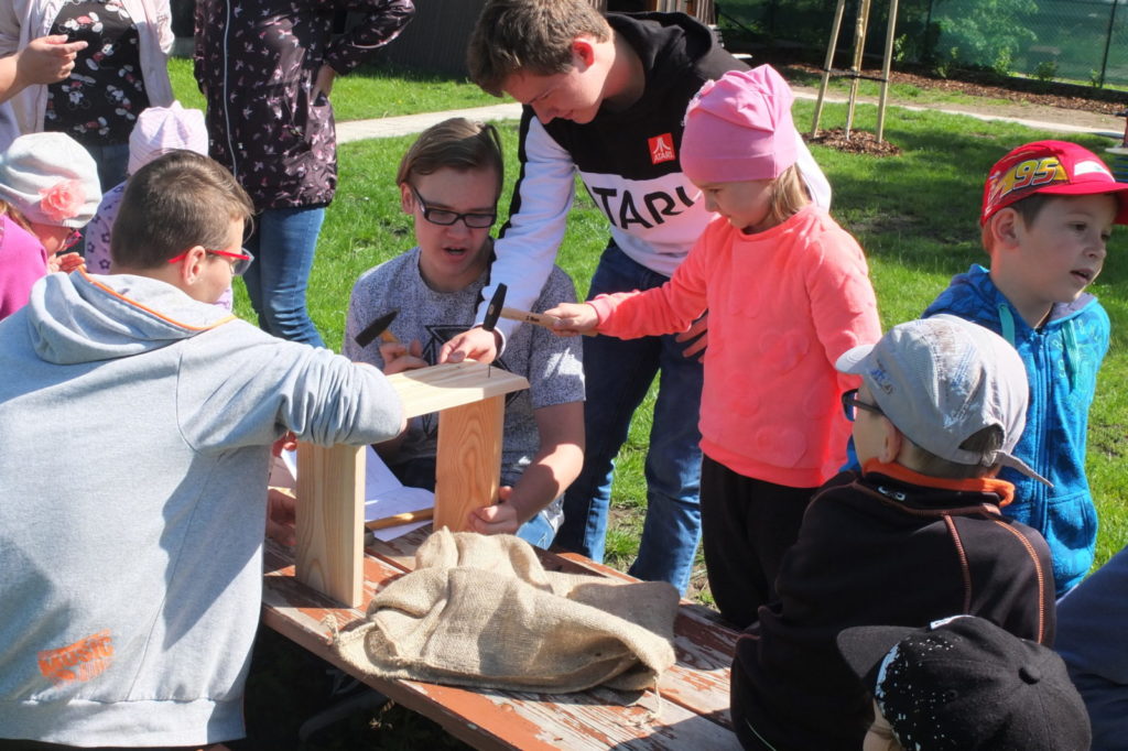 Přírodní zahrada - výroba hmyzích domečků - ZŠ a MŠ Libchavy