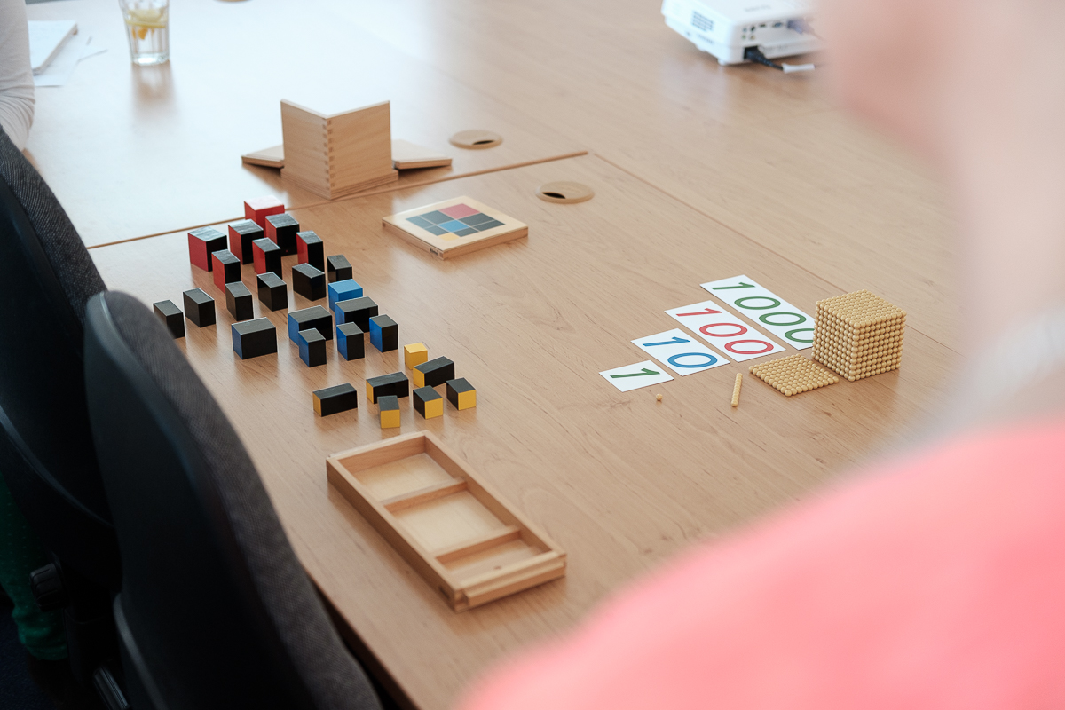 Kulaté stoly na téma Montessori